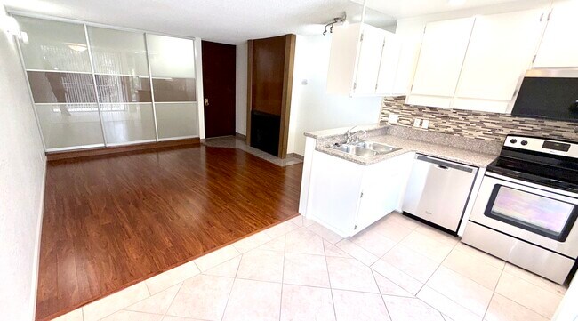 Foto del edificio - 659 S Cloverdale Ave