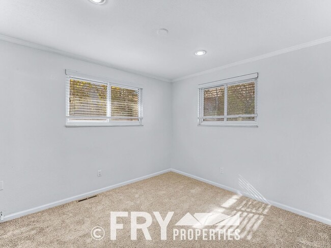 Building Photo - Updated Duplex on Large Lot in Great Location