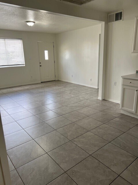 Foto del edificio - 5 bedroom 2.5 baths in Phoenix!!