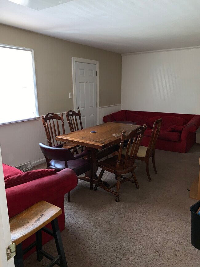 Sala de estar (los muebles se pueden conservar o quitar a petición) - 301 Lehigh Rd N