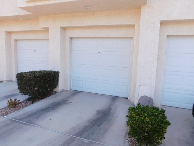Building Photo - 2 Bed/ 2 Bath upstairs Condo in Guard Gate...