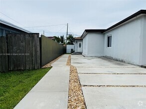 Building Photo - 1221 SW 76th Ct