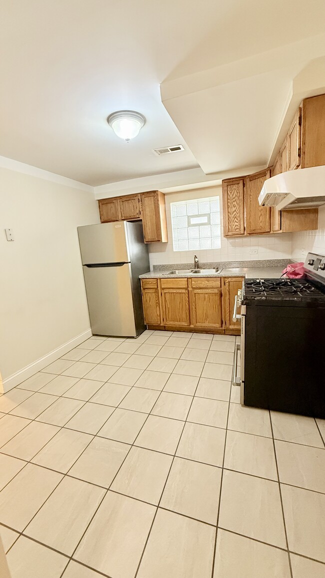 Foto del edificio - 5843 W Warwick Ave