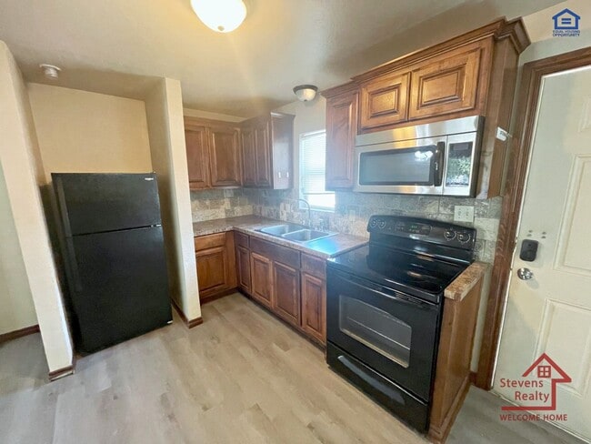 Building Photo - 1604 NW Lindy Ave