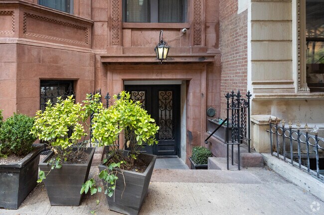 Entrada - 121 W 79th St