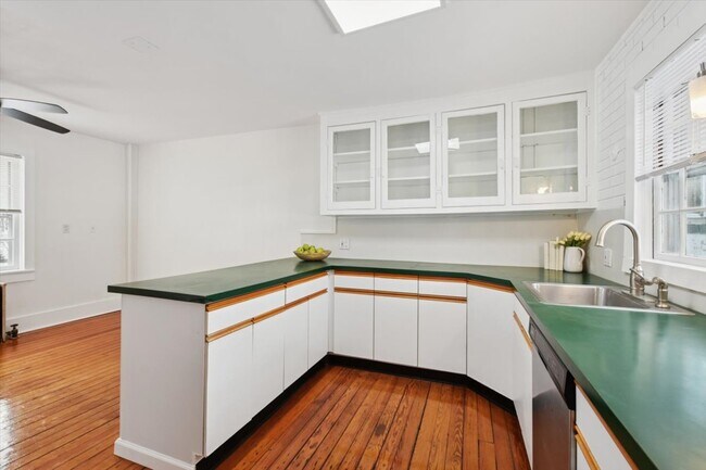 Foto del edificio - 247 Liberty Corner Rd