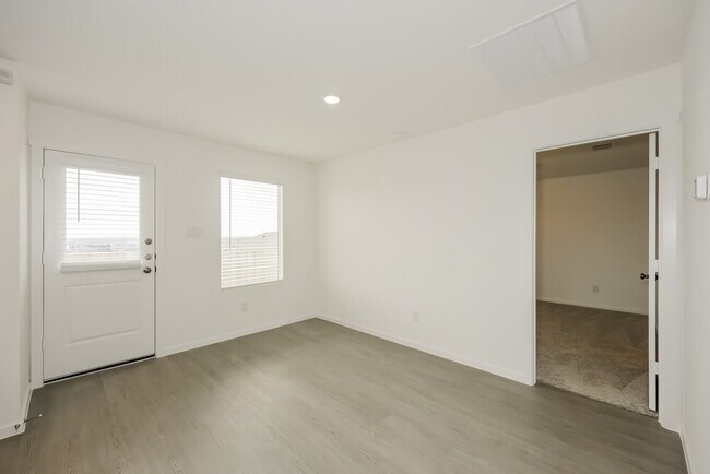 Foto del edificio - 10701 Revolver Dr