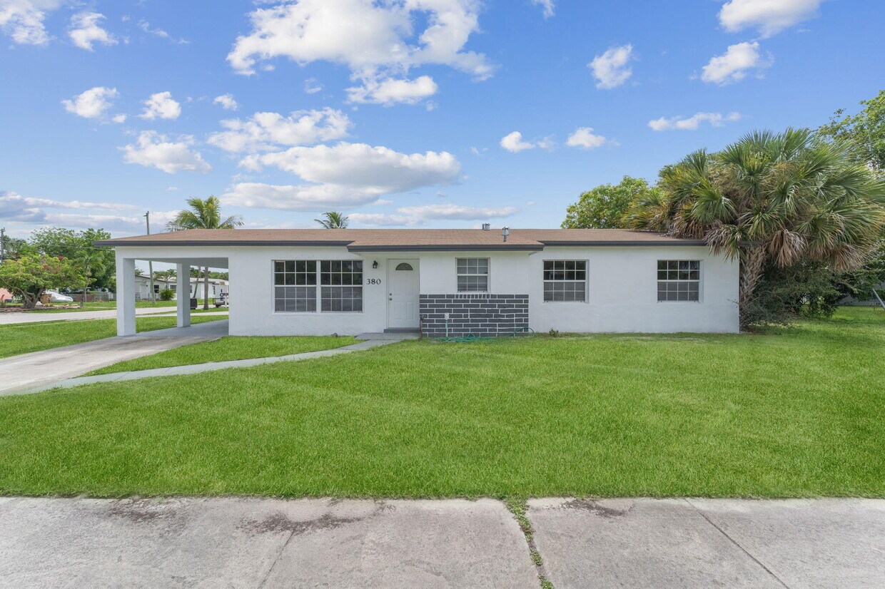 Foto principal - 380 NW 2nd Way