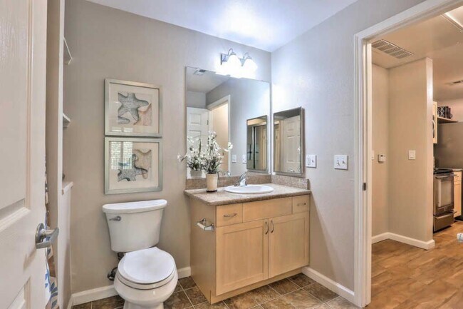 Baño de visitas - 1550 Technology Dr