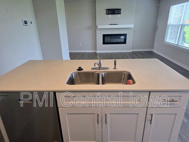 Foto del edificio - 1631 NE Crossing Oaks Ln
