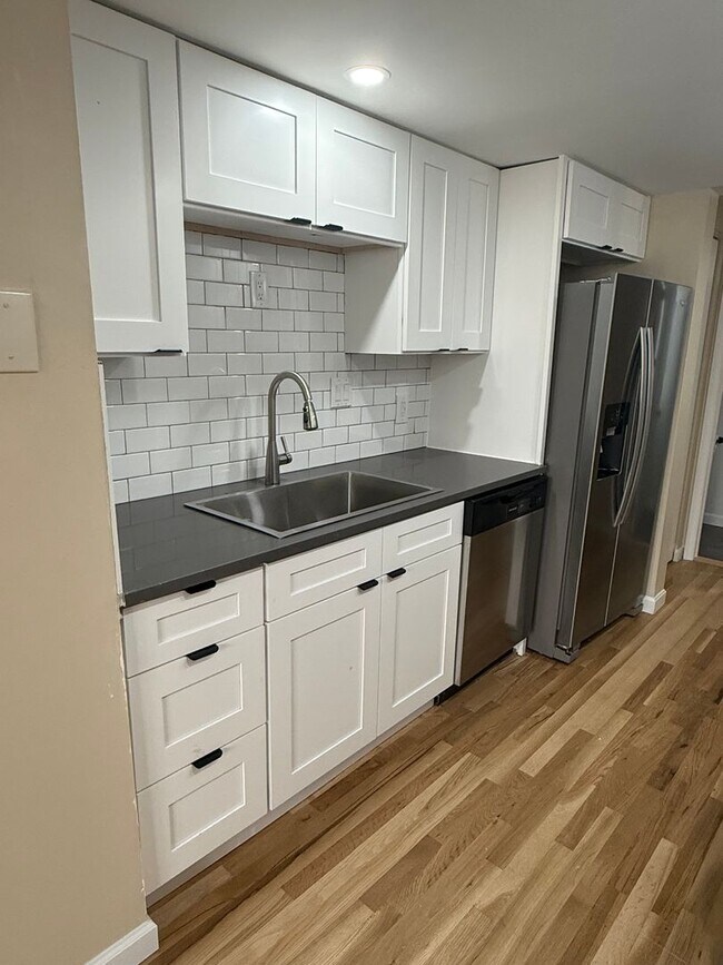 Foto del edificio - Beautiful Updated 4 bedroom townhouse available!