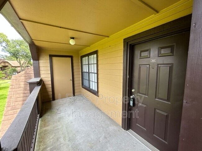 Building Photo - 380 Lakepointe Dr