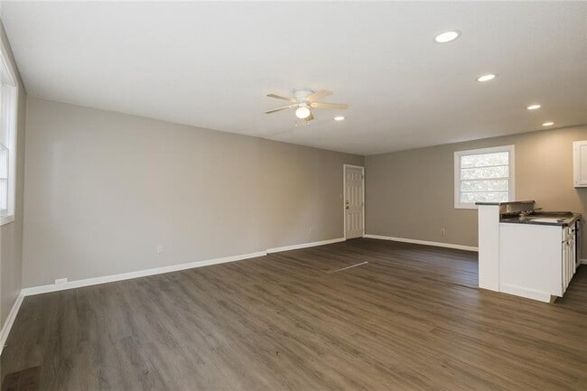 Foto del edificio - 3520 Ruby H Harper Blvd SE