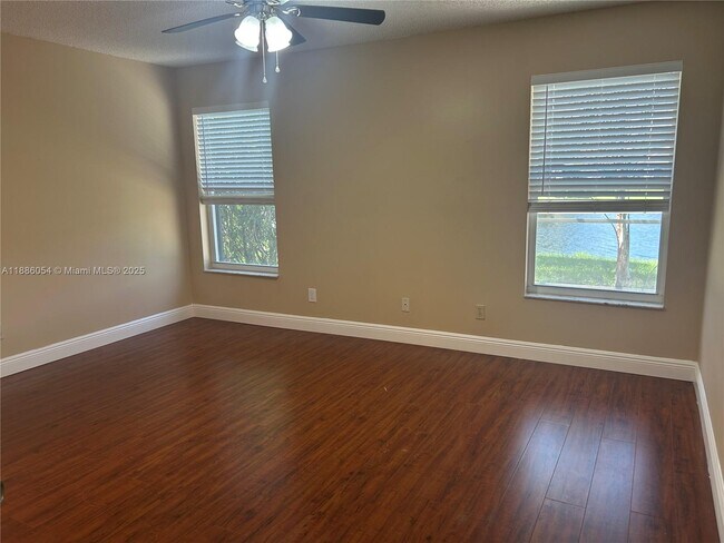 Foto del edificio - 2939 Myrtle Oak Cir