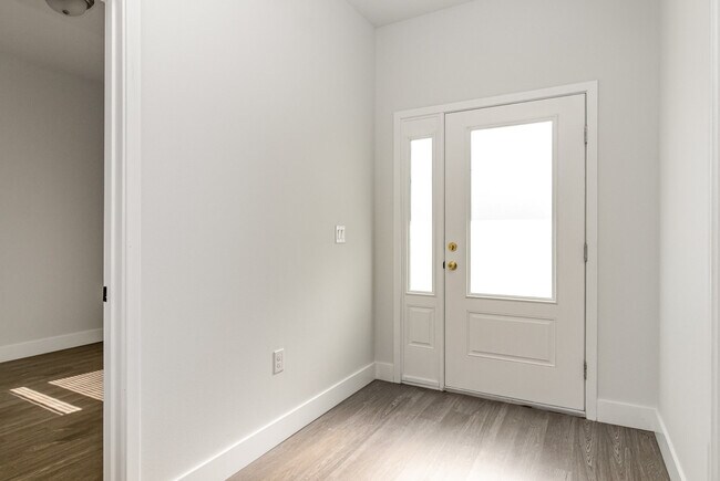 Building Photo - 1213 Waterford St SE