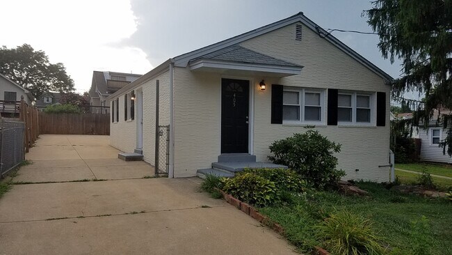 Building Photo - 405 Hillside Ave