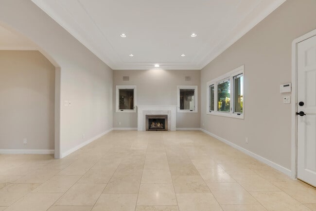 Building Photo - 261 S Palm Dr