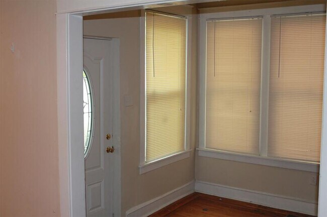 Foto del edificio - 5870 Woodcrest Ave