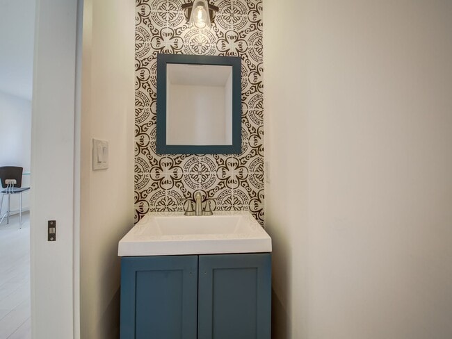 Building Photo - Renovated 3bd 2.5ba available now!