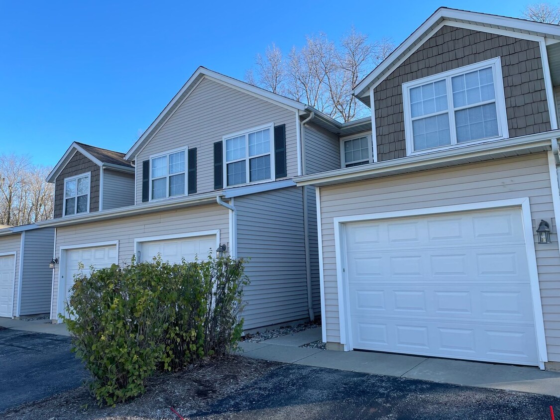 Primary Photo - Forest Hills Condo available in Grand Ridg...
