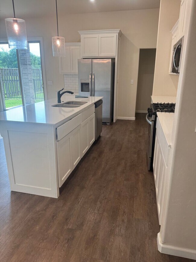 Building Photo - 4 bedroom, 2.5 bathroom, 2 car garage Gated Neighborhood