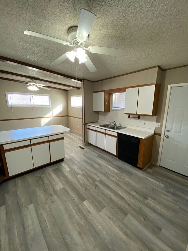 Building Photo - Pre-Leasing for Summer/Fall 2024!