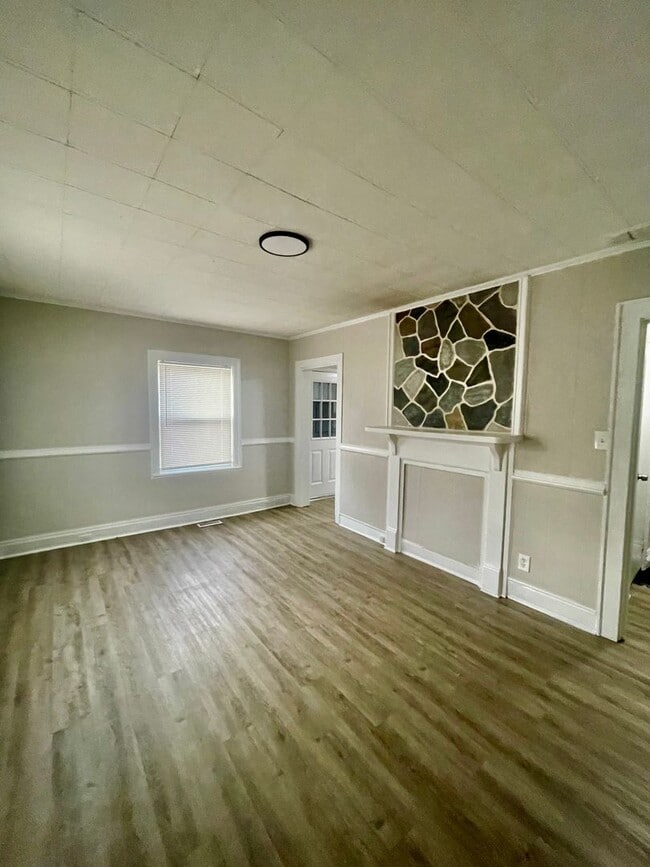 Building Photo - Welcome to this charming 2-bedroom, 1-bathroom home located in the vibrant community of Hickory, NC.