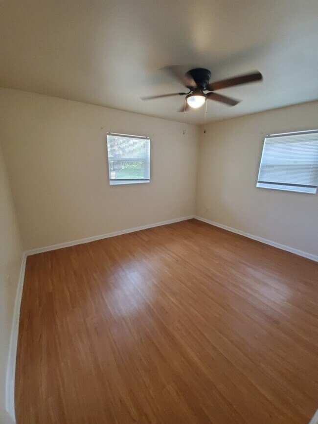 Building Photo - Spacious 2/1 Duplex on Gospel Island!!!
