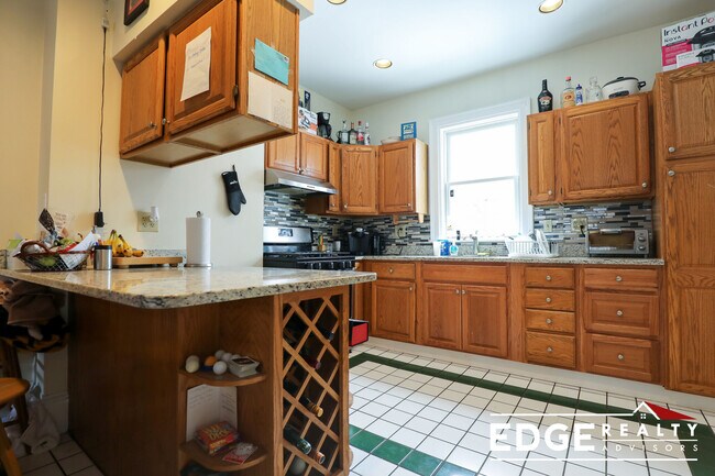 Building Photo - 35 Brooks St