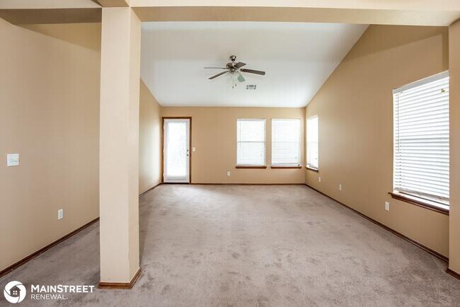 Building Photo - 2000 E View Dr