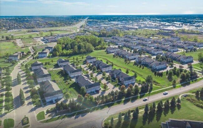 Building Photo - Beautiful Lower Unit, 2 bd, 2 bth Condo in...