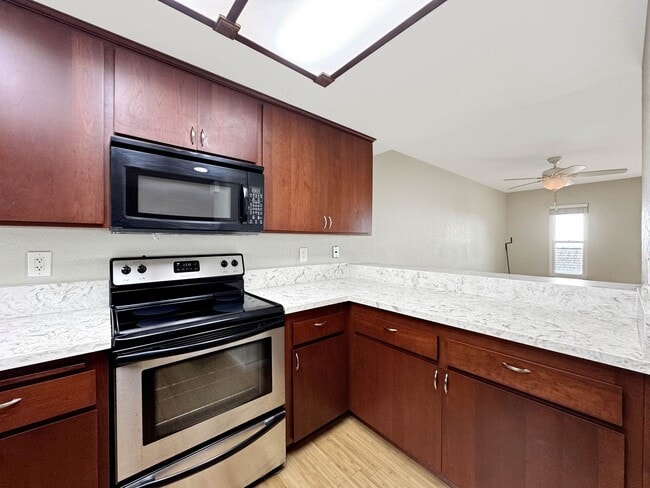 Building Photo - Beautiful 2B 3BA Townhome w/ W/D and 2 Car...