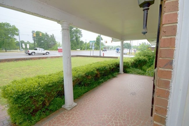 Building Photo - 402 Edgefield Rd
