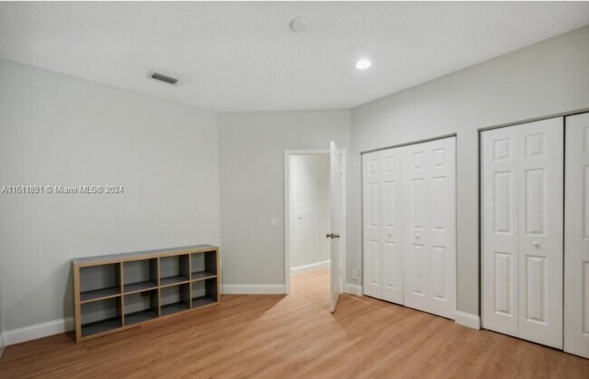 Building Photo - 726 Heritage Dr