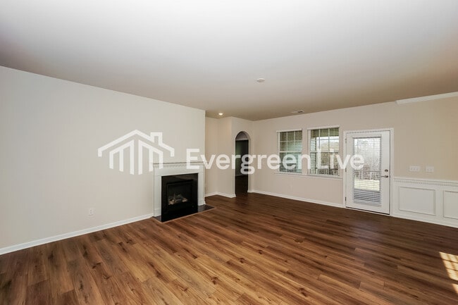 Foto del edificio - 6460 Fairfax Ct