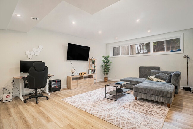 Building Photo - 411 Leighton Ter