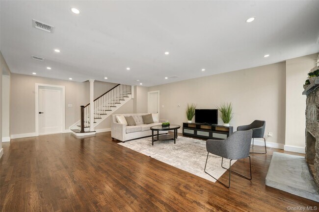 Foto del edificio - 390 E Main St