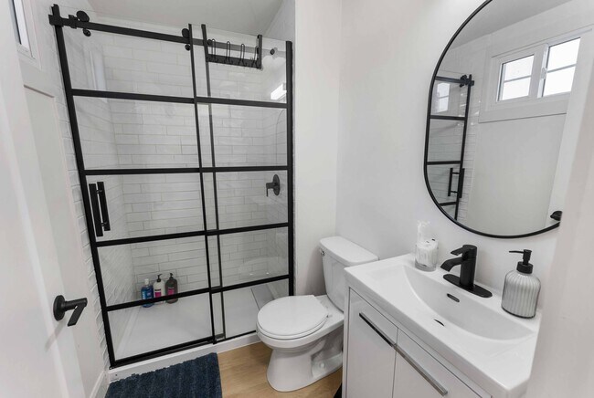 Photo du bâtiment - 7701 Lundy's Ln