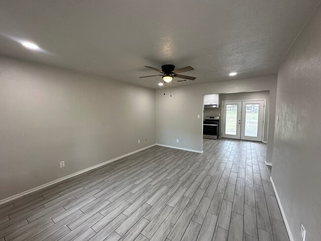 Living - 305 Mimosa St