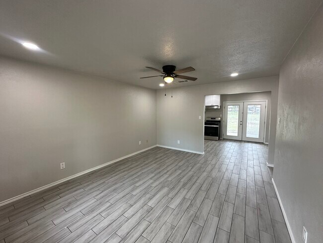 Viviendo - 305 Mimosa St