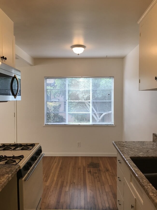 Building Photo - 826 E Anapamu St