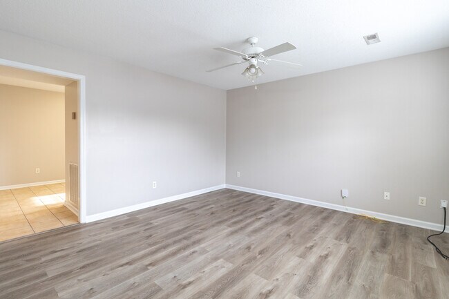 Foto del edificio - 836 Duchess Way