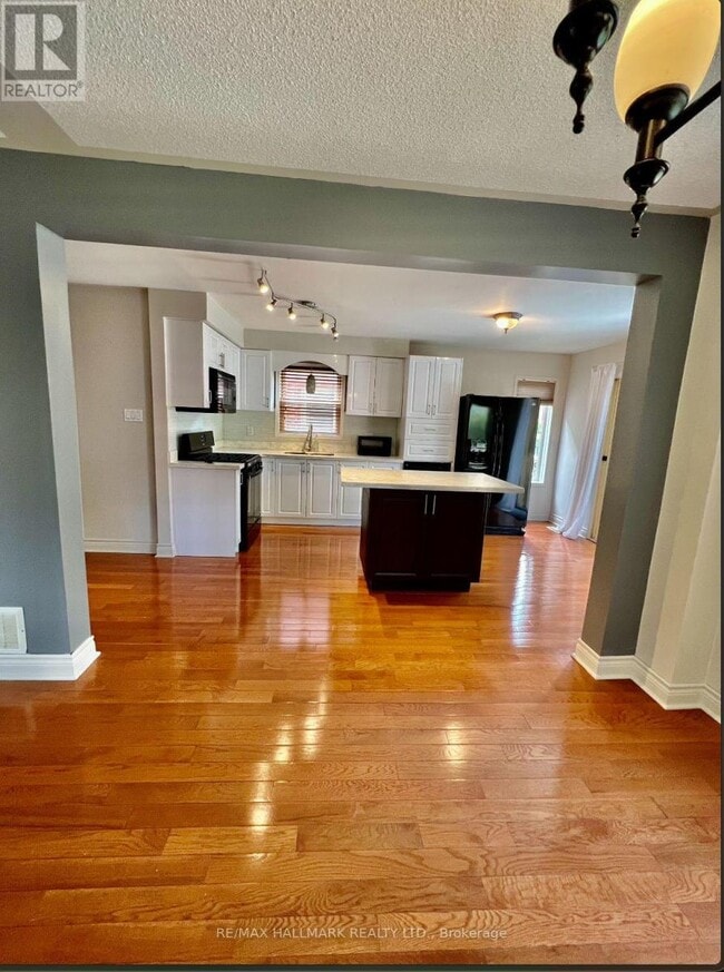 Building Photo - 393 Pickering Crescent