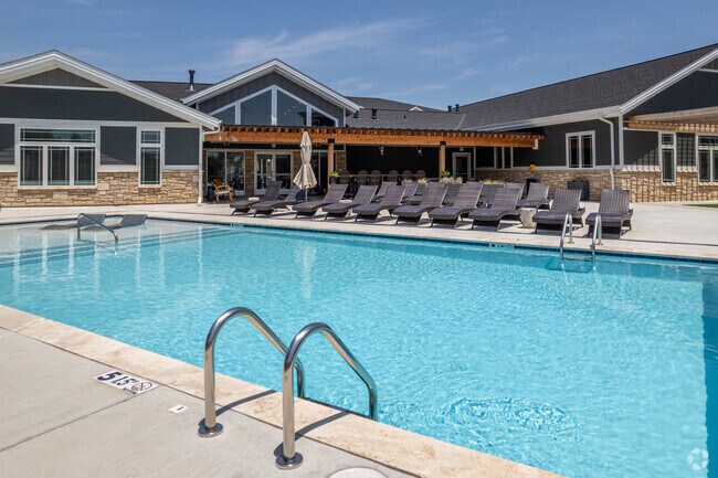 Piscina estilo centro turístico - Page Living at Pinnacle Hills