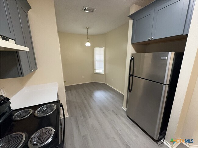 Building Photo - 4303 Fawn Dr