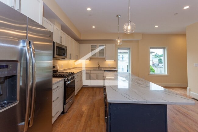 Building Photo - 10/1 No Fee! Huge luxury 4BR/3.5BA townhou...