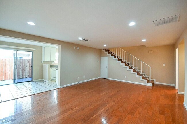 Foto del edificio - 17065 Roscoe Blvd