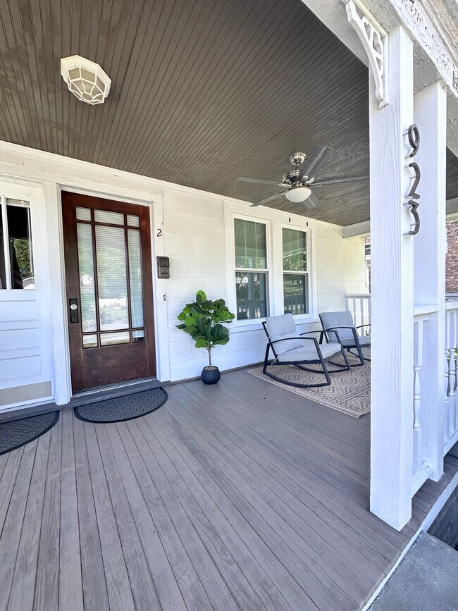 Foto del edificio - 923 E Hillcrest Dr