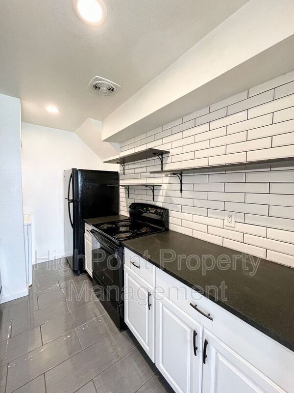 Building Photo - 322 21st Ave