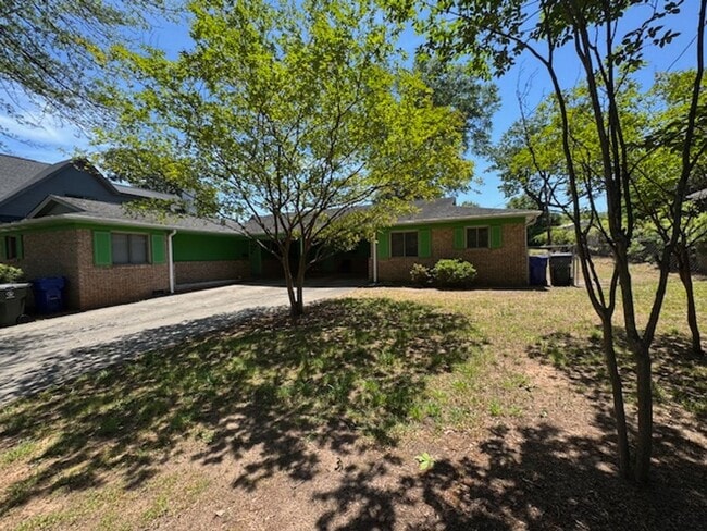 2 Bedroom, 1 Bath duplex (right side unit) close to downtown Greenville with hardwood floors, a l... - 2 Bedroom, 1 Bath duplex (right side unit) close to downtown Greenville with hardwood floors, a l... House